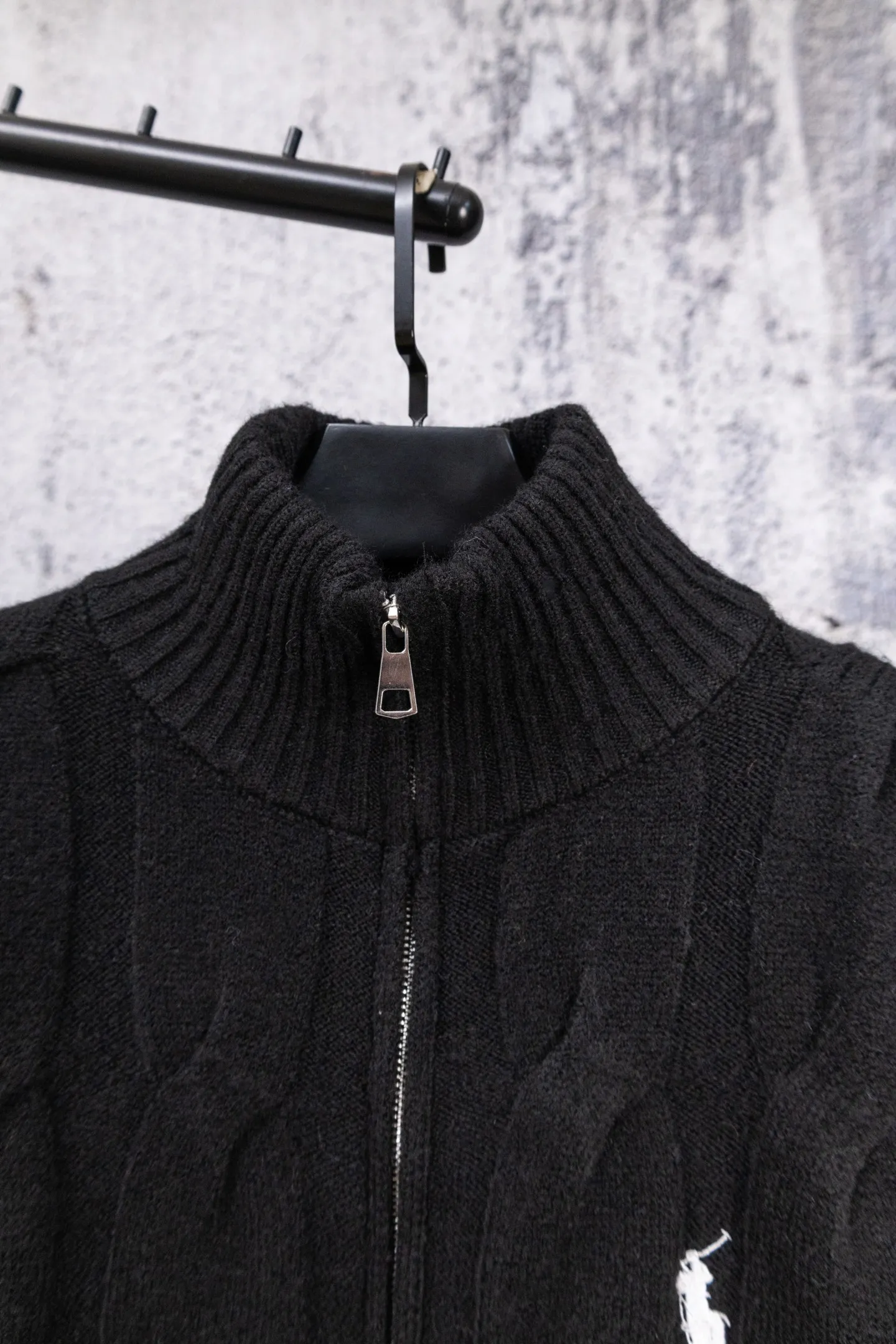 P190 Ralph Lauren 2026 new blended twist craft autumn and winter high-quality double zipper stand collar knitted cardigan jacket. Its design is really amazing. The blended twist craft makes it full of texture. The double zipper stand collar design is not only warm but also super stylish. Wearing it instantly enhances your temperament. Whether it is paired with a dress or jeans, it can be easily worn, showing a high-end feel in autumn and winter. The colors are also super nice, and each one is super elegant. Wearing them while walking on the street will turn heads 100% of the time. 🎺 This autumn and winter, buy yourself a warm and fashionable jacket, so that you can look beautiful in the cold weather. Size: S M L Color: Beige Black Gray